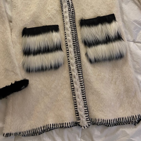 Warm and cozy sweater with ''furry'' pocke… - Picture 7 of 8